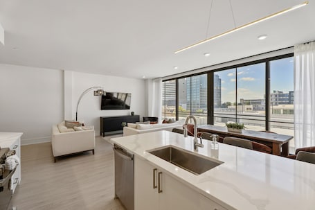 Premium Condo, 5 Bedrooms, Connecting Rooms | Private kitchen | Full-size fridge, microwave, oven, stovetop