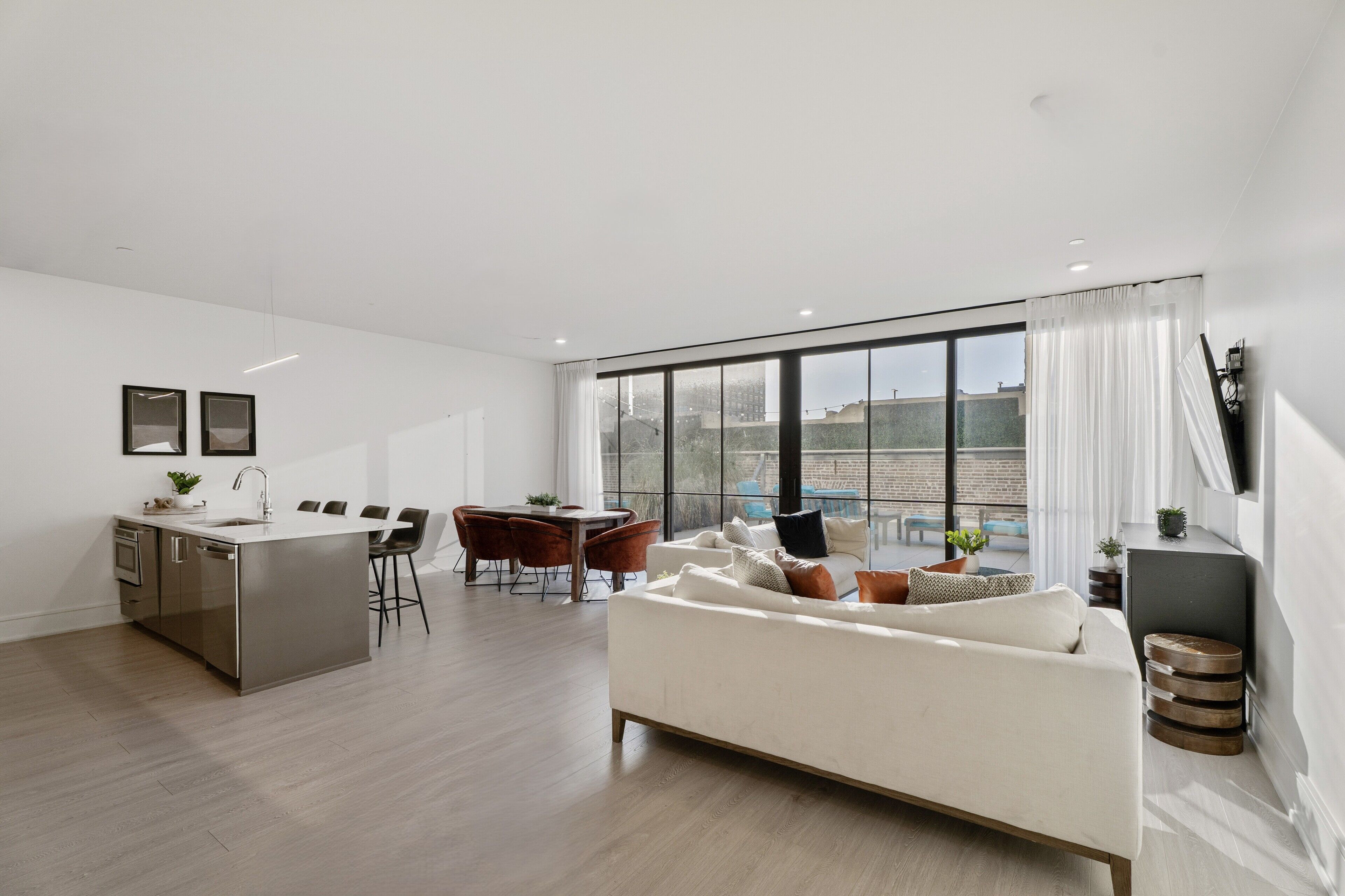 Ein modernes Apartment mit Küche, Essbereich und Wohnzimmer.