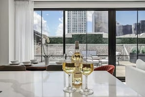 Full-sized fridge, microwave, oven, stovetop