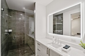 Classic Apartment, 3 Bedrooms | Bathroom | Free toiletries, hair dryer, towels, soap