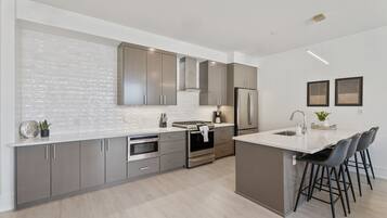 Classic Apartment, 3 Bedrooms | Private kitchen