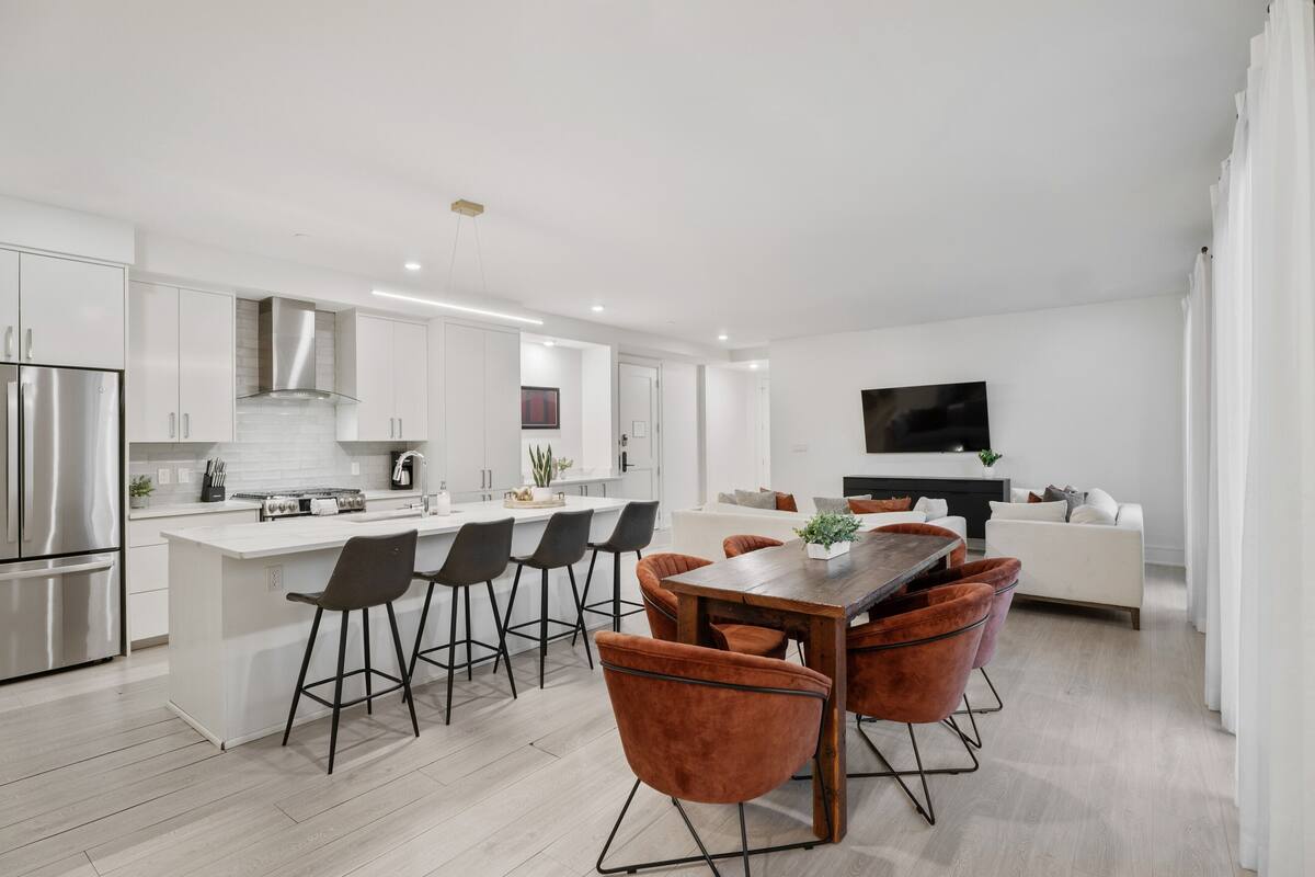 Departamento Confort, 3 habitaciones, balcón | Cocina privada | Cafetera y tetera, refrigerador con congelador, microondas y horno 