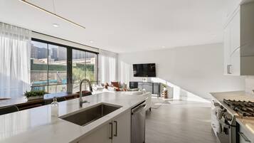 Full-sized fridge, microwave, oven, stovetop