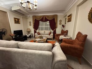 Smart TV - Spacious 3-bedroom apartment with AC, WiFi in Nasr City, Near Landmarks (Cairo Governorate)