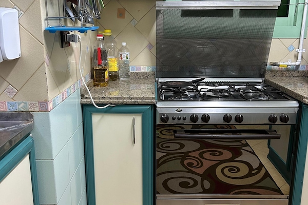 Kjøleskap, mikrobølgeovn, ovn og kokeplater