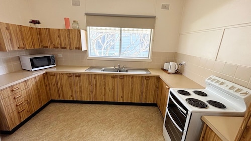 Lumeah - Quaint, well appointed 2 bedroom cottage.