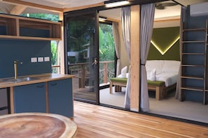 Suite studio familiale, 2 grands lits, non-fumeur, terrasse | Cuisinette privée | Mini-réfrigérateur, bouilloire électrique, vaisselle et ustensiles