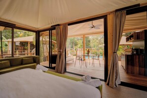 Luxe studio suite, 1 kingsize bed, niet-roken, terras | Uitzicht vanaf balkon