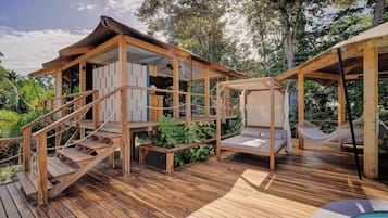Studio Suite Keluarga, 2 Tempat Tidur Queen, Bebas Asap Rokok, teras | 1 kamar tidur, seprai premium, tirai kedap cahaya, dan Wi-Fi gratis
