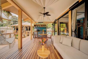 Familie studio suite, 2 queensize bedden, niet-roken, terras | Terras