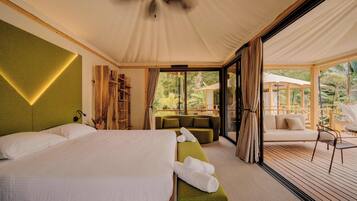 Luxury Studio Suite, 1 King Bed, Non Smoking, Terrace