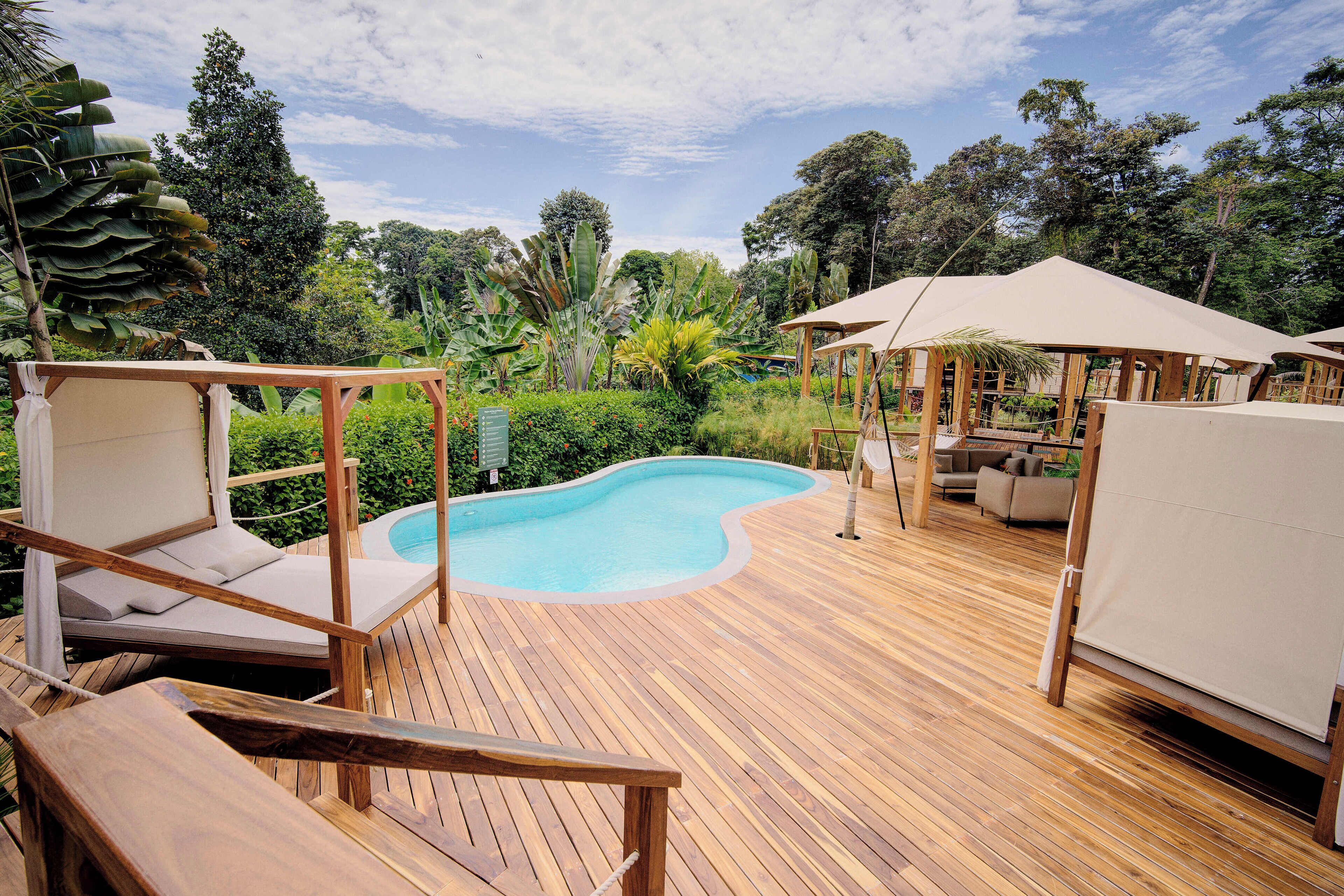 3 piscinas al aire libre, cabañas de piscina gratuitas