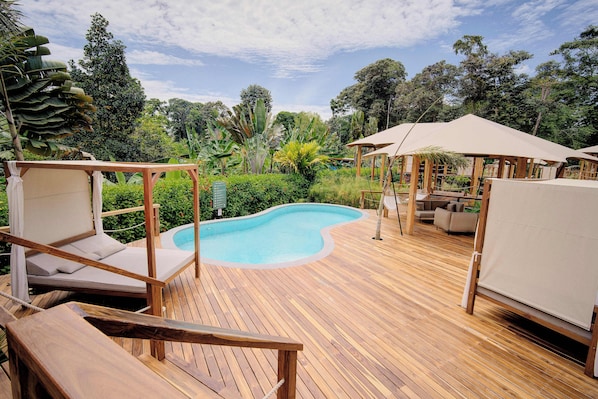 3 outdoor pools, free cabanas