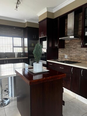 Dupleks Mewah | Dapur pribadi | Ketel listrik dan pemanggang roti