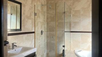 Luxury Duplex | Bathroom | Free toiletries, towels, soap, shampoo
