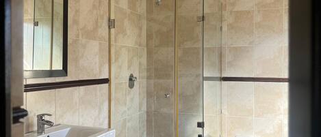 Luxury-Maisonette | Badezimmer | Kostenlose Toilettenartikel, HandtĂŒcher, Seife, Shampoo