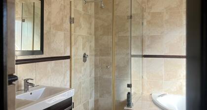 Fourways Luxury 5-Bed Home