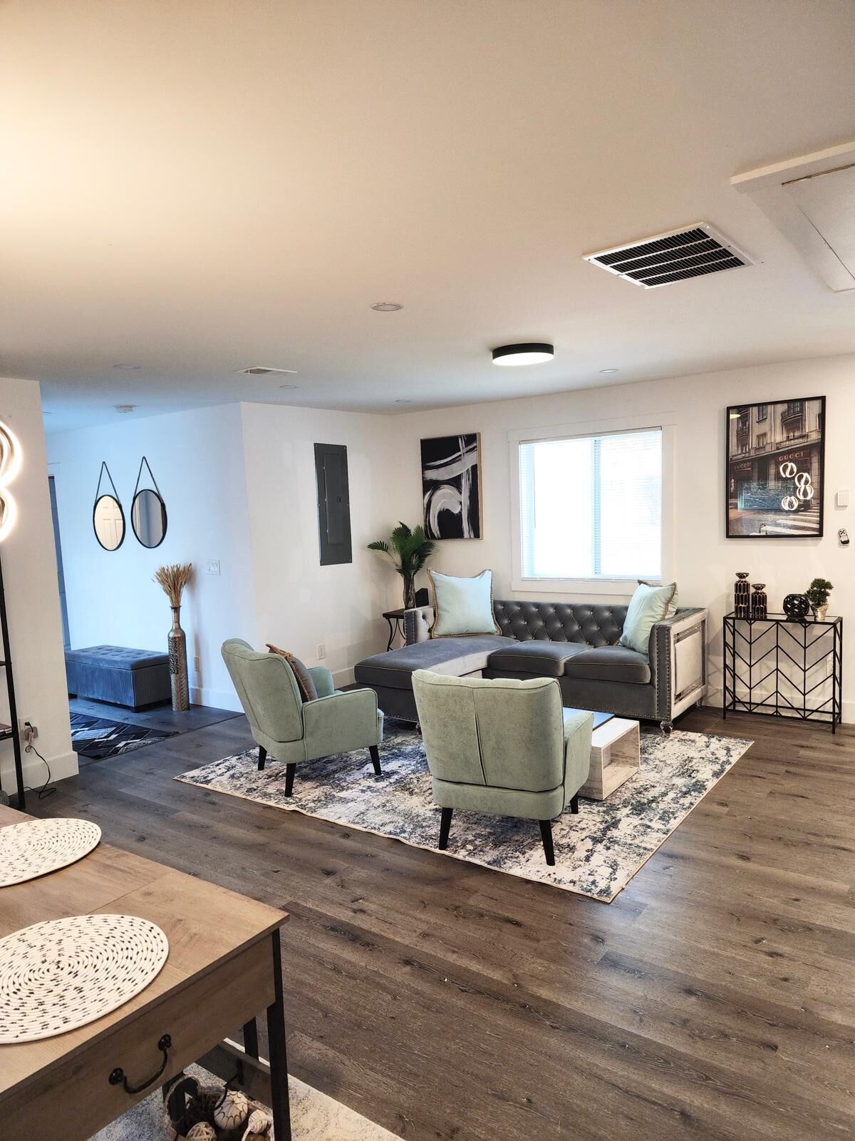 Een smart-tv, een open haard en boeken