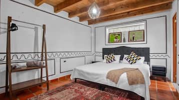 5 bedrooms, desk, iron/ironing board, travel crib