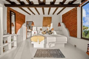 5 bedrooms, desk, iron/ironing board, travel crib