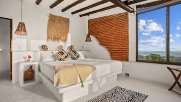 5 bedrooms, desk, iron/ironing board, travel crib