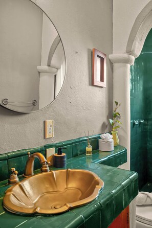 Chuveiro, secador de cabelo, toalhas de banho