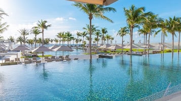 Una piscina al aire libre, una piscina climatizada