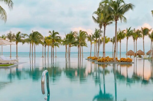 6 piscinas al aire libre, sombrillas, tumbonas