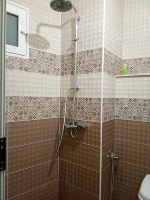 Chuveiro, secador de cabelo, bidê, toalhas de banho