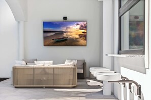 Televisión, chimenea, estéreo y oficina 