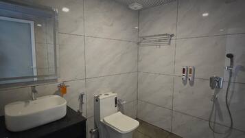 Habitación familiar, varias camas, vistas al jardín | Baño