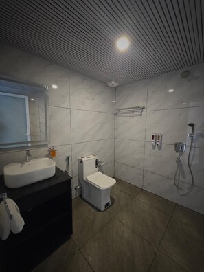 Family Room, Multiple Beds, Garden View | Bathroom