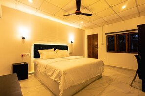 Habitación doble Deluxe | Ropa de cama de alta calidad, edredón y camas con pillow-top 