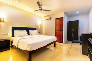 Habitación doble superior, balcón, vistas al jardín | Zona de estar | Smart TV de 32 pulgadas con canales digitales