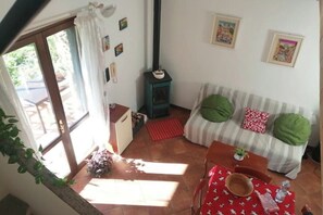 电视、壁炉、书