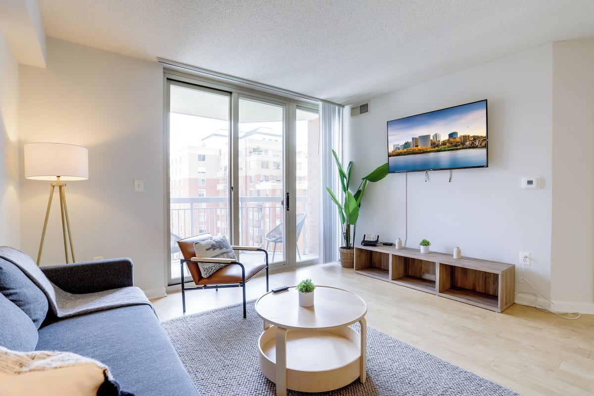 Comfort Apartment, 1 Bedroom, City View | Living area | 50-inch Smart TV with cable channels, fireplace