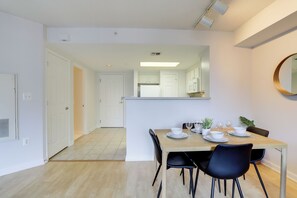 Comfort Apartment, 1 Bedroom, City View | Dining room