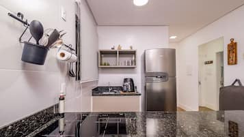 Departamento básico | Cocina privada | Microondas, cafetera de espresso, tetera eléctrica y tostadora