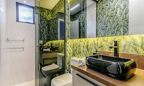 Basic Single Room | Bathroom | Shower, rainfall showerhead, hair dryer, towels - SSG Estúdios próximos a UFSC em Florianópolis (Florianópolis)