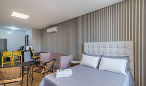 基本公寓 | 起居區 | 32-吋智慧型電視，提供數位頻道