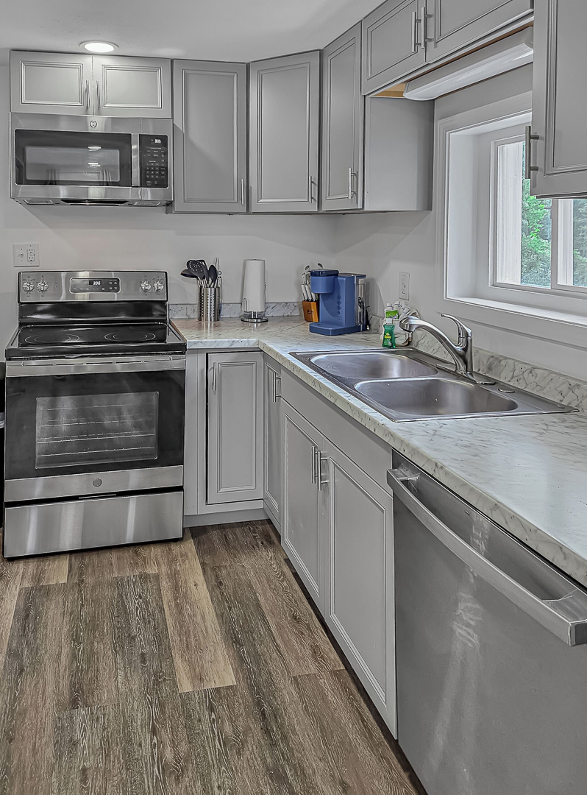 Køleskab, mikrobølgeovn, ovn, kogeplade