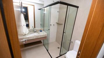 Apartamento familiar, balcón, vistas a la ciudad | Baño | Artículos de higiene personal gratuitos, toallas, jabón y champú