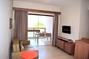 Apartamento familiar, balcón, vistas a la ciudad | Zona de estar | Smart TV de 40 pulgadas con canales digitales