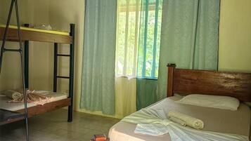 Una habitación con una cama de madera, una litera y una escalera.