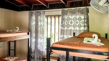 Quadruple Room, Mountain View | Peralatan tempat tidur hipoalergenik, Wi-fi percuma, cadar katil