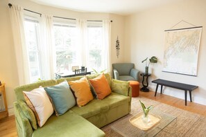 Living area - West End Bright Spot with Parking. (Portland)