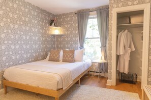 1 chambre, bureau, fer et planche à repasser, lit parapluie