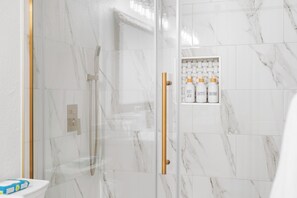 Dusche, Haartrockner, Handtücher, Seife