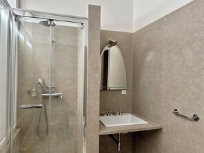 Classic Apartment, Courtyard View | Bathroom | Free toiletries, hair dryer, towels, soap - Navigli Apartments (Milan)