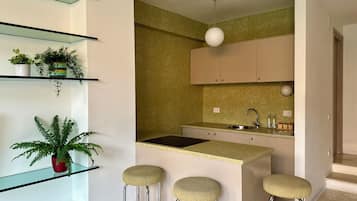 Departamento clásico, vista al patio | Área de sala de estar | Smart TV de 42 pulgadas con canales digitales, Netflix y Hulu